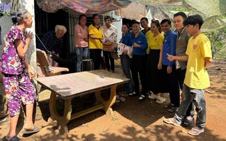 Những bước chân trẻ mang yêu thương về bên tuổi già