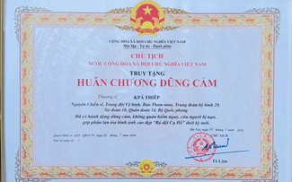 Truy tặng Huân chương Dũng cảm cho thượng sĩ Kpă Thiệp