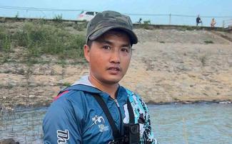 Người đàn ông mang cá đi tặng người lạ