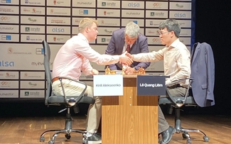 Thắng đối thủ Áo ở 'ván đấu sinh tử', kỳ thủ Lê Quang Liêm vào chung kết giải Leon Masters 2026