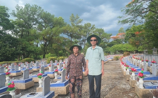 Năm người con đưa cha mẹ đi thăm đồng đội ở nghĩa trang liệt sĩ