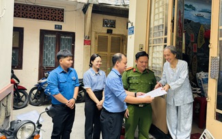 Chuyện về 'đội xung kích' chứng thực chữ ký tại nhà ở TP.HCM