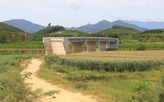 Cây cầu 'cô đơn' vì chưa có đường dẫn