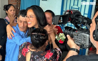 Cuộc đoàn tụ cha mẹ đầy nước mắt sau 30 năm: Cô gái Pháp đưa con về thăm quê