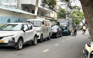 Ô tô đậu trên đường gây nguy hiểm