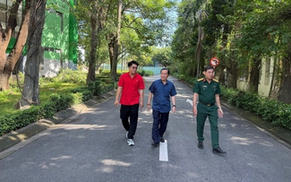 Con trai anh hùng liệt sĩ Lê Thị Riêng thăm ngôi trường mang tên mẹ