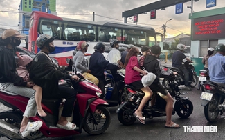 Google Maps đỏ chót, du khách ‘khóc ròng’ vì nỗi khổ mang tên… kẹt phà Bình Khánh
