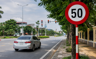 Biển báo giới hạn tốc độ có tự hết hiệu lực sau khi xe qua ngã tư?