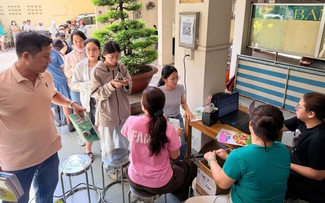 Hôm nay thứ bảy, phụ huynh lại rồng rắn xếp hàng mua sách giáo khoa