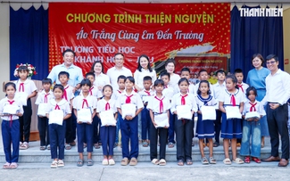 Tặng sách giáo khoa, đồng phục cho gần 400 học sinh Raglai