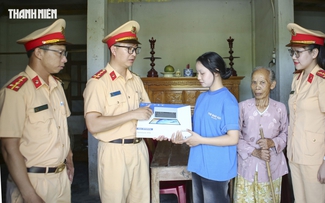 CSGT Công an TP.Huế tặng máy tính, tiếp sức nữ sinh viên mồ côi