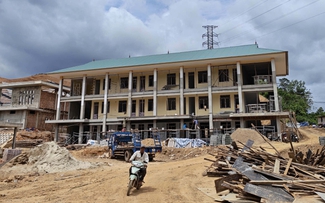 Công nhân không nghỉ lễ, chạy đua hoàn thiện trường nội trú vùng cao Quảng Trị