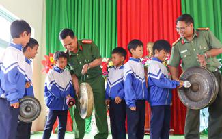 Khi công an xã trở thành 'người bạn' của học sinh vùng cao