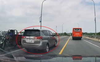 Lái ô tô đè trúng vạch vàng liền nét trên đường hai chiều, bị phạt bao nhiêu?
