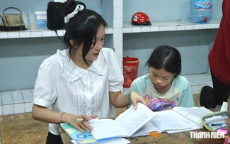 Cô gái mở lớp học miễn phí cho trẻ em khó khăn