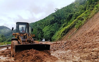 Đường Hồ Chí Minh nhánh tây qua Đà Nẵng liên tiếp sạt lở do mưa lớn