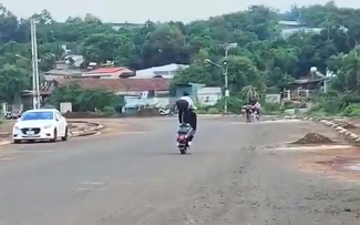 Xác minh clip nam thanh niên đứng trên yên, bốc đầu xe máy ở Buôn Ma Thuột