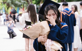 Cẩm Ly bật khóc khi được bạn trai cầu hôn ngay ngày nhận bằng thạc sĩ