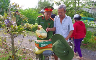 Công an xã gần dân, vì dân Công an xã gần dân, vì dân
