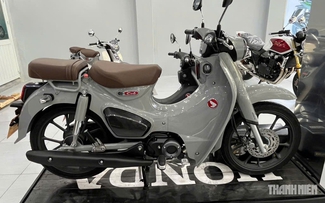 Honda Super Cub 2026 chính hãng 'khan hàng', cửa hàng bên ngoài hét giá hơn 100 triệu