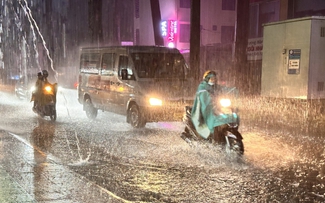 Vì sao Trung và Nam bộ mưa lớn kéo dài? Vì sao Trung và Nam bộ mưa lớn kéo dài?