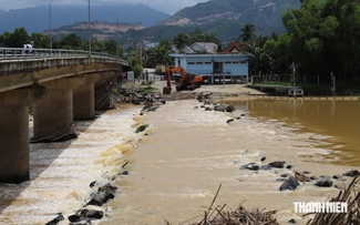 Đập ngăn mặn tạm trên sông Cái Nha Trang liệu tháo dỡ kịp mùa mưa lũ?
