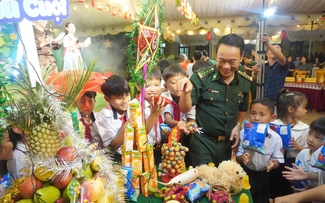 Bộ đội biên phòng Quảng Trị mang Trung thu đến trẻ em vùng biên Việt - Lào