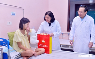 Chủ tịch Ủy ban Trung ương MTTQ Việt Nam trao quà tặng bệnh nhi dịp tết Trung thu