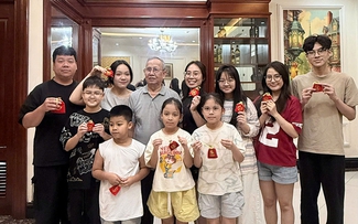 Người ông thương binh chia vàng cho cháu chắt