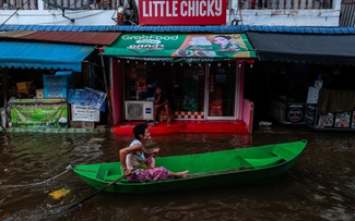 Bangkok mưa lũ ngập sâu, người Thái Lan vẫn chèo xuồng họp chợ