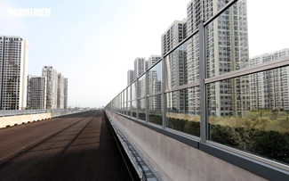 Cận cảnh tường chống ồn Vành đai 3 TP.HCM xuyên qua Vinhomes Grand Park