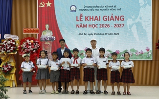 31 học sinh nghèo, khó khăn ở xã Nhà Bè nhận học bổng đầu năm học