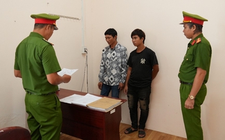 Bắt 2 cha con trộm cắp dây điện để bán phế liệu
