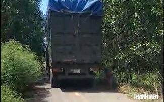 Đường nông thôn vùng ven TP.HCM ngày đêm oằn mình vì xe tải ‘khủng’