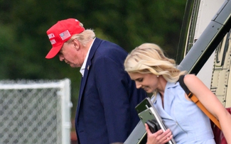 Trợ lý biệt danh 'máy in sống' được ông Trump tặng 45.000 USD