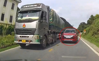 Xe sau nháy đèn xin vượt, tài xế phía trước không nhường đường có sai luật?