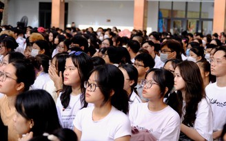 Lễ khai giảng: Trường kêu đăng ký đại diện, trường mời 8.000 sinh viên đến dự