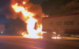 Cháy xe đầu kéo trên cao tốc La Sơn - Túy Loan