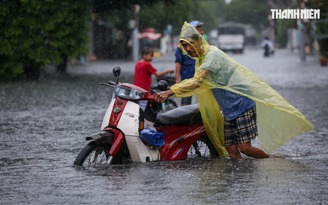 Khẩn cấp ứng phó với mưa lũ ở miền Trung