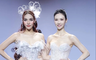 Siêu mẫu Lan Khuê trình diễn show thời trang We are Roses tại Trung Quốc