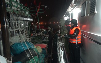 Cứu 14 ngư dân trên tàu cá sắp chìm trong biển động mạnh
