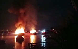 Quảng Ngãi: 2 tàu cá bốc cháy lúc giữa đêm
