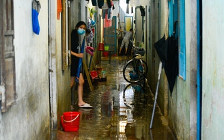 Mưa lũ Đà Nẵng: Sinh viên vùng 'rốn lũ' tất tả dọn dẹp khi nước rút