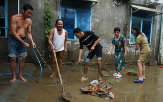 Mưa lũ Đà Nẵng: Trời ngớt mưa, người dân 'vật lộn' với bùn non