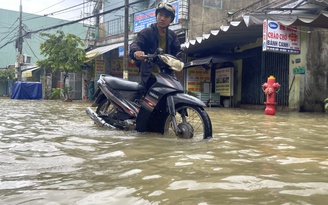 Mưa lũ Đà Nẵng: Nhiều nơi vẫn ngập sâu trong 'biển nước'; lội nước cõng người đi cấp cứu