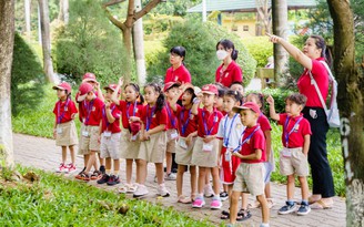 Thầy hiệu trưởng dã ngoại cùng học sinh: 'Gần gũi như Royal School'