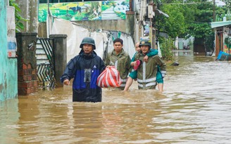 Mưa lũ Đà Nẵng: Người dân lại tất tả chạy lụt, chính quyền sơ tán 1.000 người