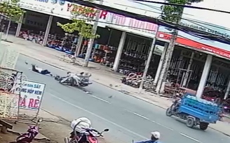 Vĩnh Long: Xe máy qua đường tông nhau khiến 1 người tử vong