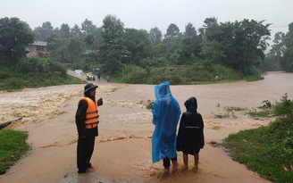 Miền núi Quảng Trị chia cắt, Quảng Bình chuyển gạo vào các bản bị cô lập do mưa lũ