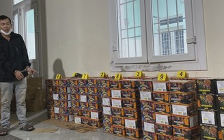 Bắt xe nghi phạm nhét gần 3 tạ pháo nổ trong ô tô Bắt xe nghi phạm nhét gần 3 tạ pháo nổ trong ô tô